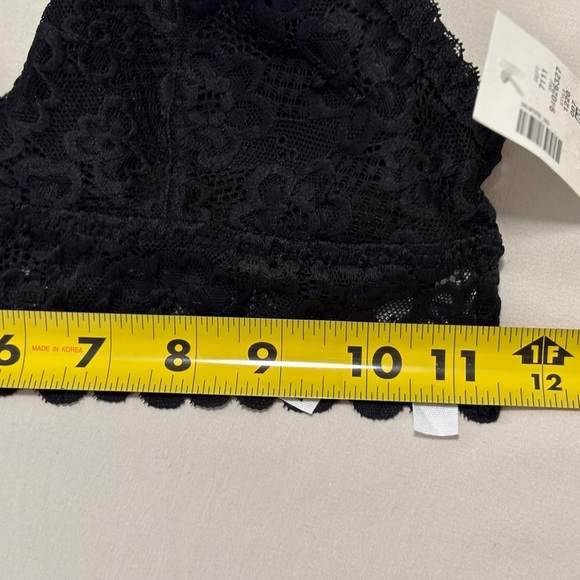 NWT Black Bralette. Sz M. Lace. Plunge. Removable pads. Adjustable straps. - Picture 8 of 10